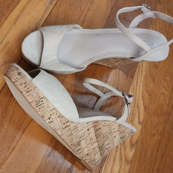 CHARLES DAVID Beige Vegan Suede Lambert Wedge Sandals Size 10, New - Picture 7 of 10